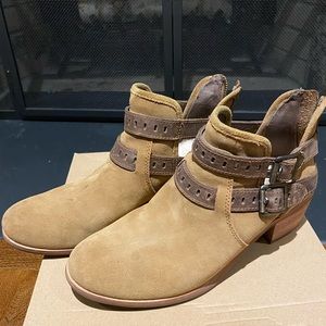 UGG Patsy Ankle Shearling Ankle Boot, size 9. Chestnut.